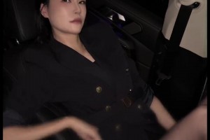 太誘惑了！許諾穿著黑絲躺在車里：我可以成為你的最佳男主角嗎？