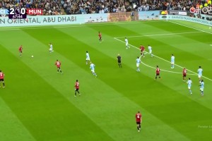 大魔王雙響！曼聯(lián)中場(chǎng)傳球配合失誤！哈蘭德超級(jí)單刀推射死角破門