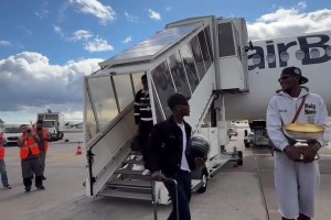 德國男籃歐錦賽奪冠后回國 在機(jī)場享受“過水門”最高待遇??