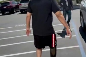 是位優(yōu)秀的父親！此前因糖尿病截肢的球爹，首次嘗試用假肢走路~