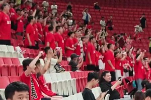 蘇超給力！實拍：蘇超鹽城啦啦隊為上海海港亞冠比賽加油助威??