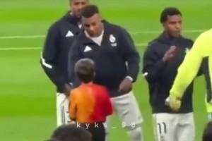 暖男！小球童跑向姆巴佩想要他的外套，后者爽快答應(yīng)