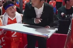 宋小寶當(dāng)教練是什么畫(huà)風(fēng)哈？被戰(zhàn)術(shù)板卡住 得站椅子上布置戰(zhàn)術(shù)~