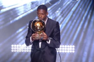 實至名歸！官方：28歲法國前鋒登貝萊榮膺2025年金球獎??