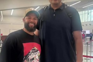 當(dāng)年被爵士淘汰是火密永遠(yuǎn)的痛！德隆曬照，和姚明在機(jī)場(chǎng)合影