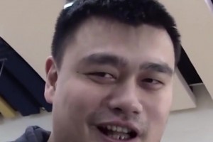 姚明談自己學(xué)英語方法：把你扔NBA更衣室6個月 自然就學(xué)會了