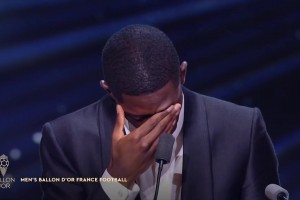 喜極而泣！登貝萊發(fā)表獲獎感言時激動落淚