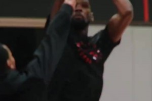 第一次看到紅色配色的杜蘭特？KD終于穿上火箭的訓(xùn)練服了！