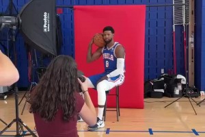 新賽季能回暖嗎??喬治出席76人媒體日，拿球怒吼擺造型~