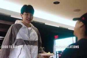 自信大方！楊瀚森抵達(dá)波特蘭紀(jì)錄片，與隊(duì)友&工作人員用英語(yǔ)交流