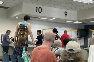 打算開啥車？網(wǎng)友考駕照時(shí)偶遇楊瀚森 女友隨同出行