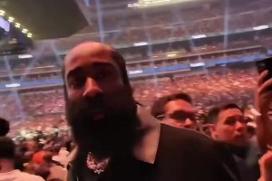 這人故意的吧??離場時(shí)遭誤認(rèn)成勒布朗，哈登一臉不悅推開球迷！