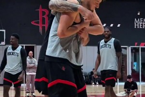 老弟給點面子！申京隔扣&顏射亞當斯 被海王鎖喉“裸絞”??