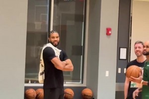 跟腱撕裂的塔圖姆，天天跟著隊友一起訓(xùn)練，手很癢啊！