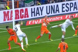 靈感一閃！C羅不停球雜耍射門向后踢破門！