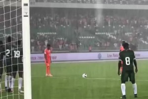 球迷實(shí)拍！迪亞洛在科特迪瓦隊(duì)打入精彩的任意球