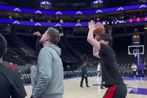 期待今天發(fā)揮！在斯普利特指導(dǎo)下，楊瀚森賽前熱身猛練小拋投??