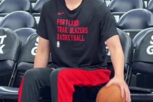 無(wú)時(shí)無(wú)刻不在練習(xí)??楊瀚森坐在板凳席上，還一直在運(yùn)球找球感~