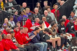 今天六犯離場有點委屈??！楊瀚森在替補(bǔ)席上直接爆哭了????