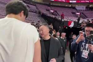 師徒情深！青島主帥劉維偉現(xiàn)場(chǎng)給楊瀚森助威，還和前外援里斯聊天