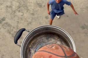 農(nóng)村小伙自制6米高籃筐打板進球 網(wǎng)友：扣籃呀哥??????