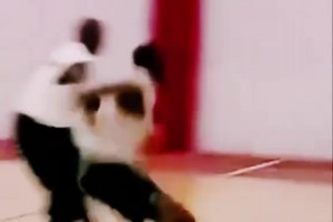 這是1999年退役的喬丹，在公牛隊訓(xùn)練1V1教育新秀科里