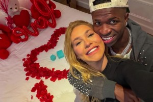 贏球心情好！維尼修斯和女友享受激情之夜??