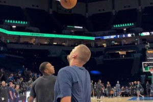 約基奇居然玩起了左手扣籃！估計是他今天跳最高的一次了！