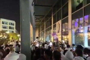 比賽結(jié)束后，吉達(dá)聯(lián)合球迷場(chǎng)外高呼“梅西、梅西”