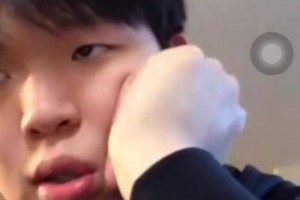 引爭(zhēng)議！中式幽默？楊瀚森此前連線于嘉：吃飯睡覺(jué)打比賽打PS5！