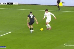 曼城落后！佛朗哥兜射死角中柱破門，特拉福德飛撲無能為力