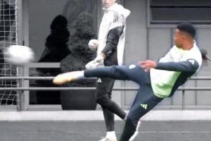 感受一下歐洲金靴的實(shí)力！姆巴佩訓(xùn)練中精彩凌空抽射