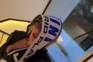 女友趁維尼修斯睡覺(jué)時(shí)偷襲：你喜歡嗎？