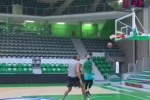 加內(nèi)特曾言：同樣7尺6，姚明移動(dòng)太緩慢，而文班卻像后衛(wèi)一樣打球