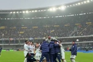 不容易！實(shí)拍：雨戰(zhàn)讀秒絕殺維羅納，國(guó)米眾將紛紛跑入球場(chǎng)慶祝