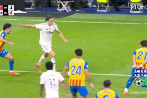 太逆天了！卡雷拉斯不講理世界波破死角，兩位解說驚呆了