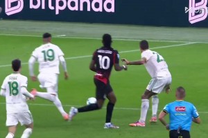 射門真是辣眼睛！巴特薩基傳中，福法納無人盯防射門踢偏