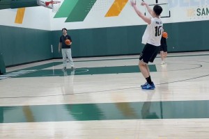 王俊杰晚上加練投籃！這投籃目前中國(guó)男籃球員的天花板了吧？