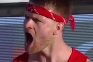 這都拿不了滿分嗎？FIBA扣將上演扭麻花超高難度飛扣好戲