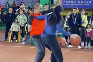 好家伙，野球場肘姐面對大爺貼防，直接一肘支開??