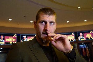 整活！約老師被問(wèn)到如何評(píng)價(jià)隊(duì)友戈登的炸裂暴扣：啥時(shí)候扣的？我忘了