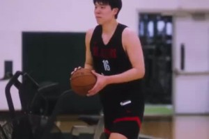 楊瀚森自信一幕！進(jìn)半場神奇三分后為自己豎大拇指 用英文說完美