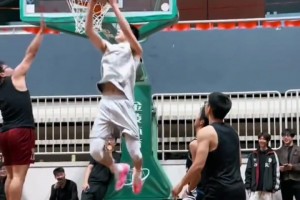 降維打擊！郭昊文校園行，展現(xiàn)暴力背扣！