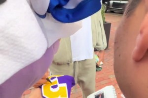 濃眉給粉絲簽湖人球衣！??